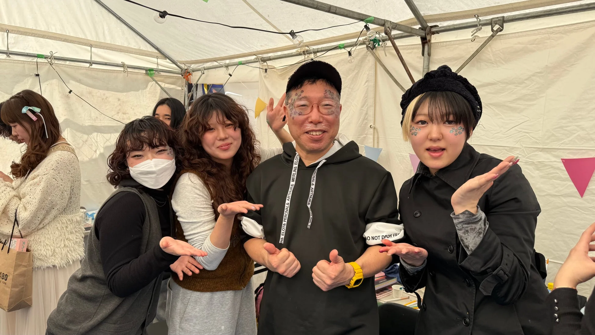 顔にペイントの若者たち