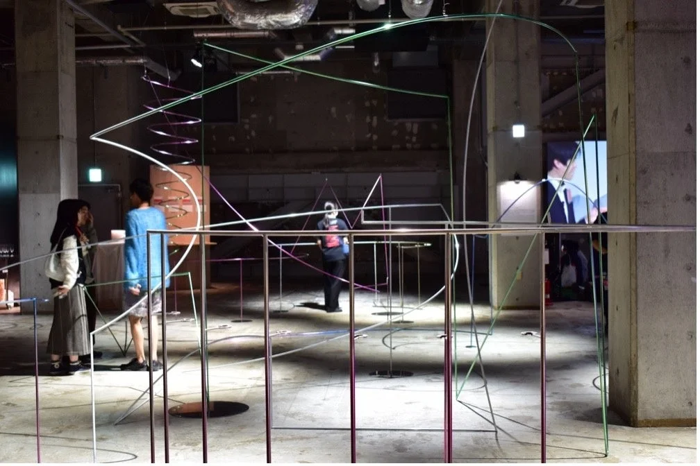山田紗子のインスタレーション《outline bar》