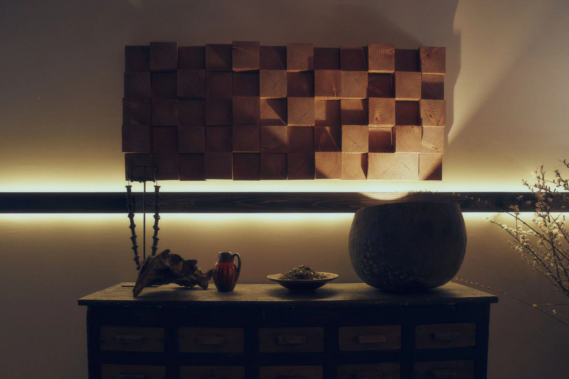 間接照明で照らされた木製ブロックの壁飾り