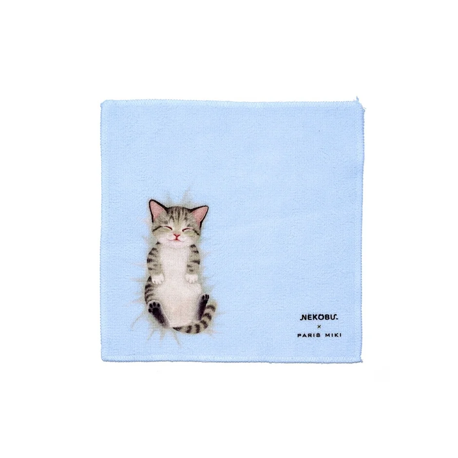 水色のタオルに、お腹を上にして気持ちよさそうに眠る子猫のイラストが描かれています。癒されるデザインです。