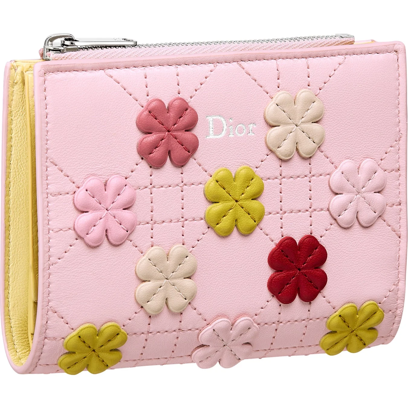ピンク色のキルティング加工が施されたDiorの財布です。表面には様々な色のクローバー型アップリケが散りばめられており、可愛らしく華やかなデザインが特徴です。
