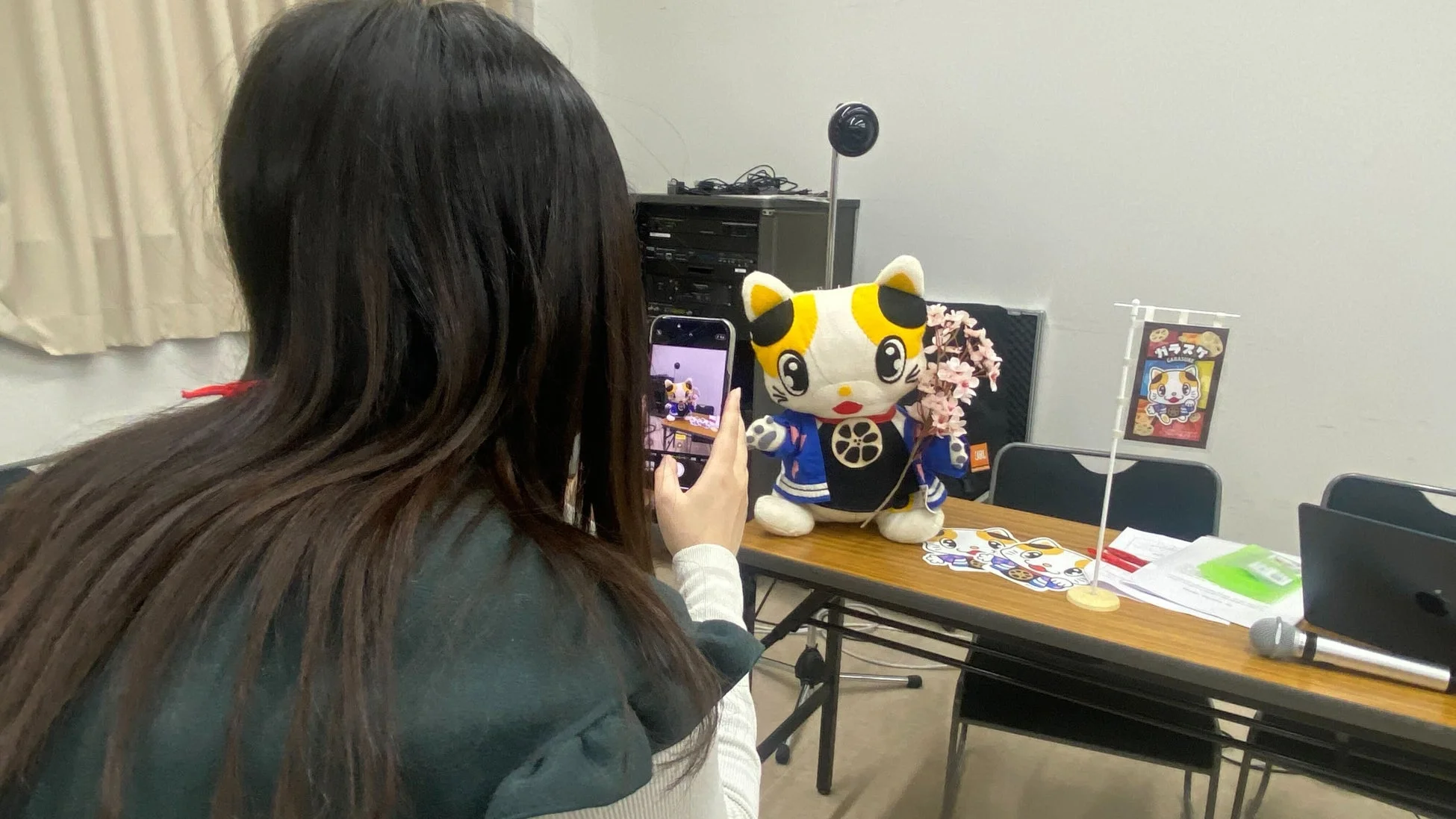 スマートフォンで撮影する参加者