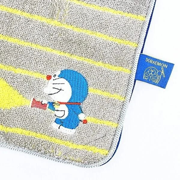 ビッグライトを持つドラえもんの刺繍が施されたどっとポーチ