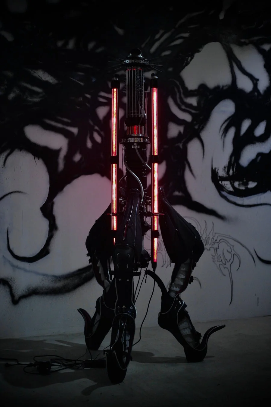 赤い光を放つ未来的な機械装置