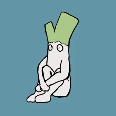 青い背景に体育座りをするネギのようなキャラクターのイラスト