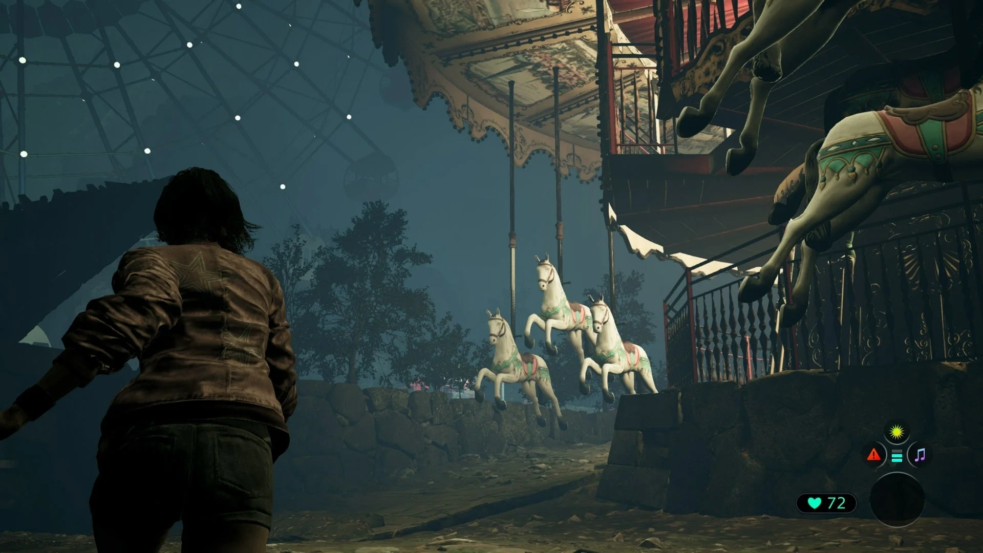 ビデオゲームのキャラクターが、廃れた遊園地のような場所で、不気味なメリーゴーランドの馬たちに向き合っているシーン。