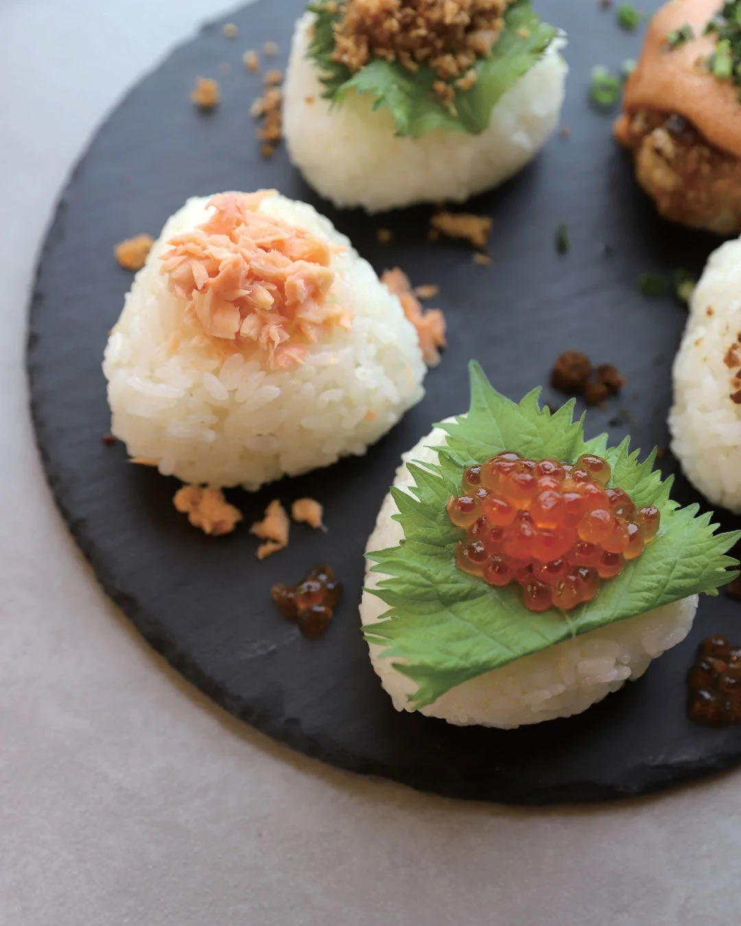 おにぎり,和食,日本食,ごはん,鮭,いくら,大葉,プレート,料理,食事,手作り,家庭料理