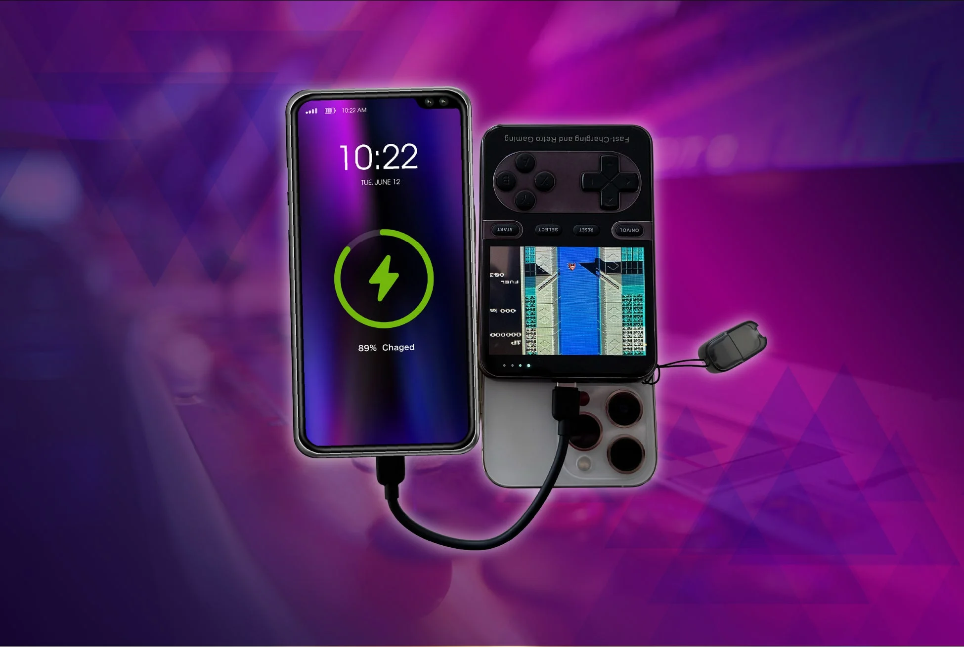 充電中のスマートフォンと、レトロゲーム機型アクセサリーが装着されたスマートフォンが並んでいる