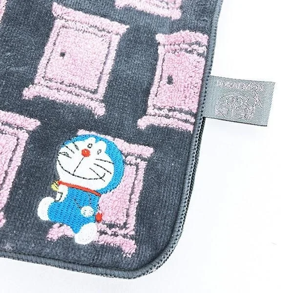 どこでもドア柄のポーチに施されたドラえもんの刺繍