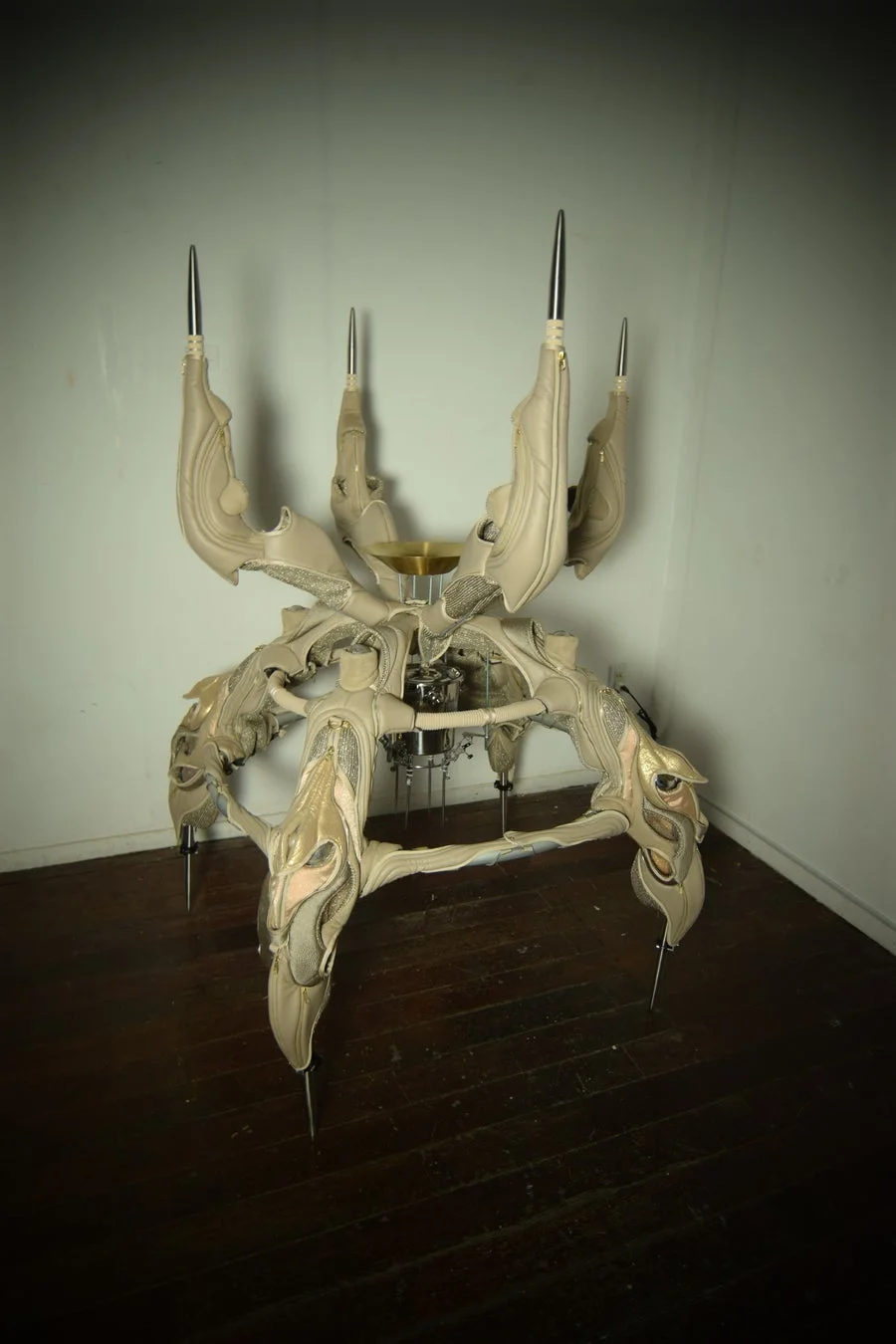 有機的なフォルムを持つ現代アート作品