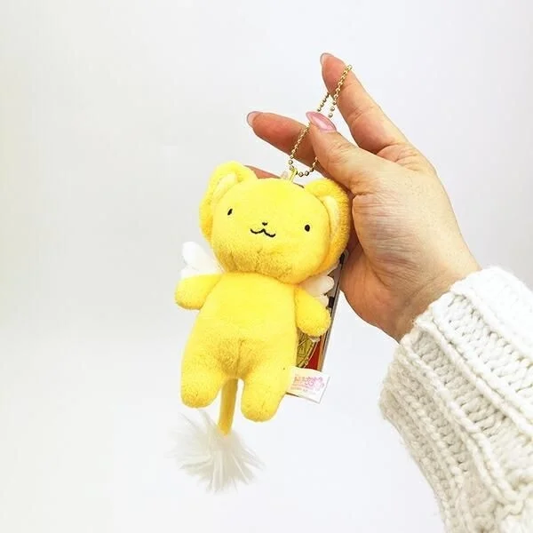 ケロちゃんのマスコットキーチェーンを持つ手