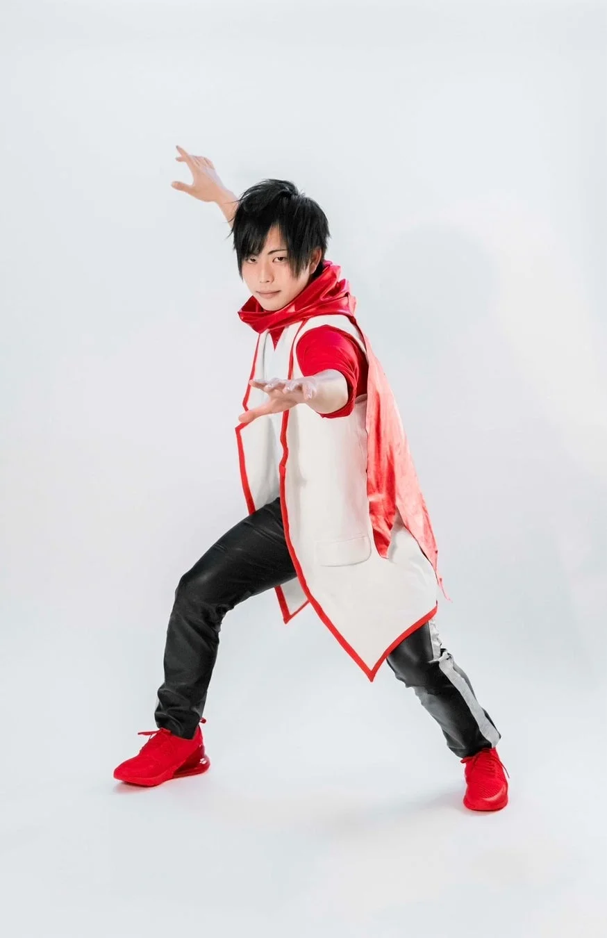 アクションポーズをとる男性（まさきち氏）