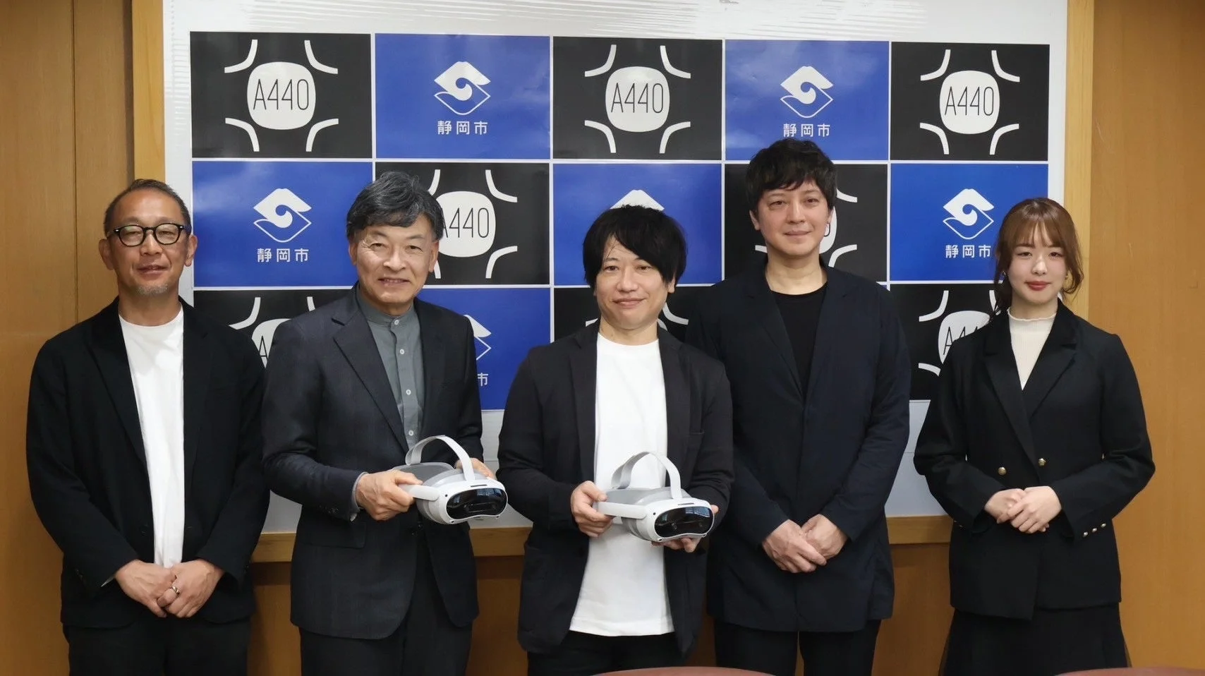 VRヘッドセットを持つ人々