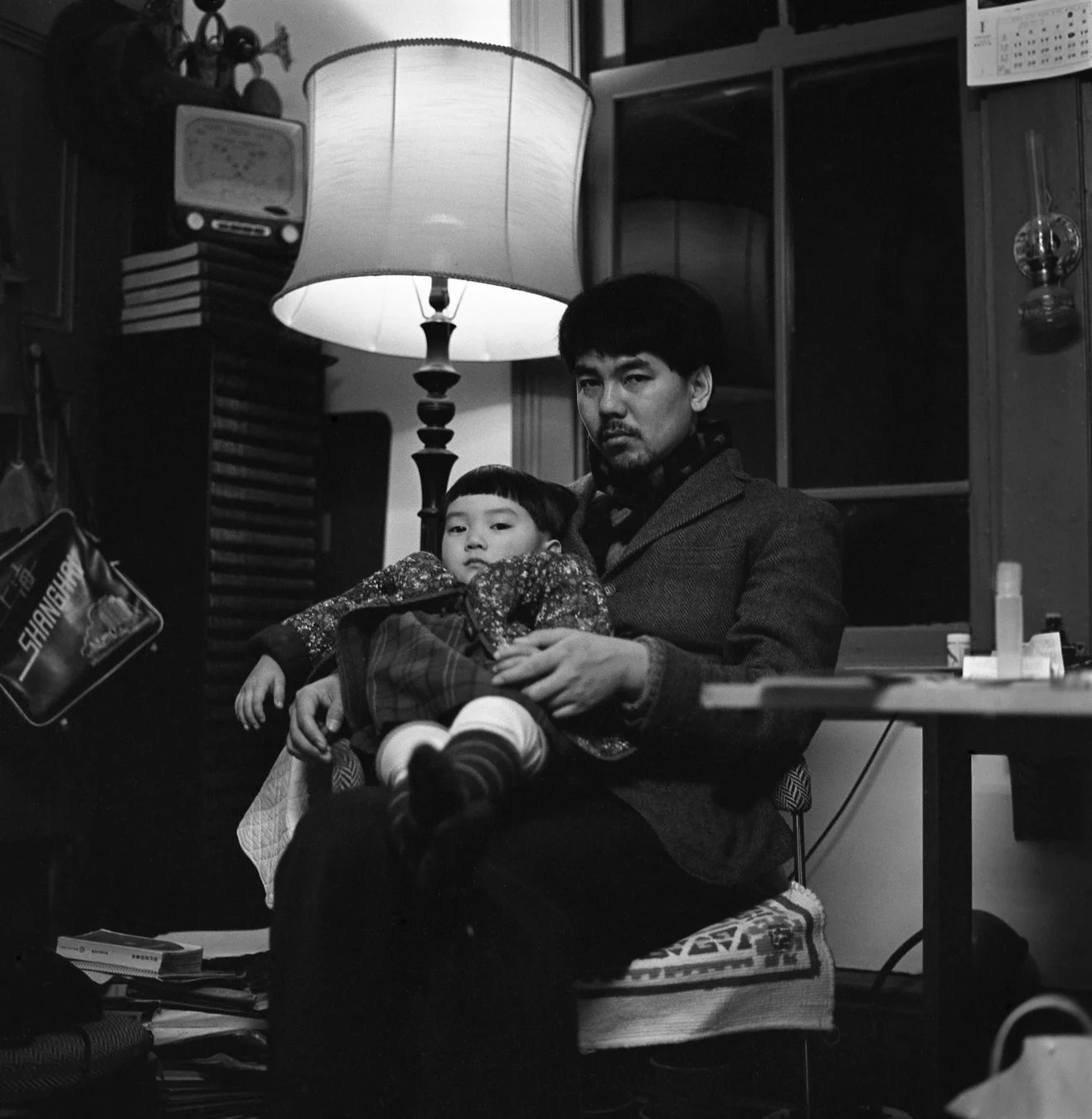 親子とランプの白黒写真