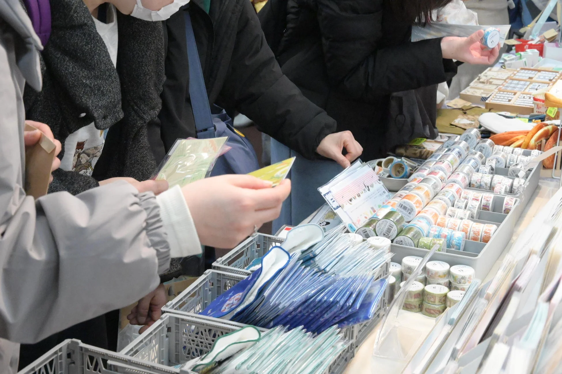 マスキングテープを選ぶ来場者