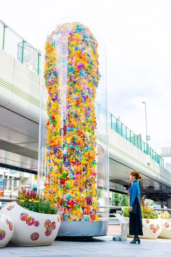 カラフルな廃棄物で満たされた円筒形のアート作品「Polychromatic Skin -Gender Tower-」