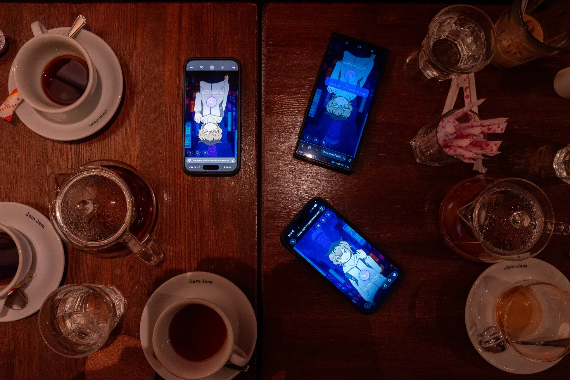 カフェでスマートフォンを使う様子