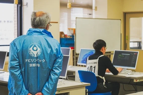 アビリンピック京都大会でパソコンに向かう参加者