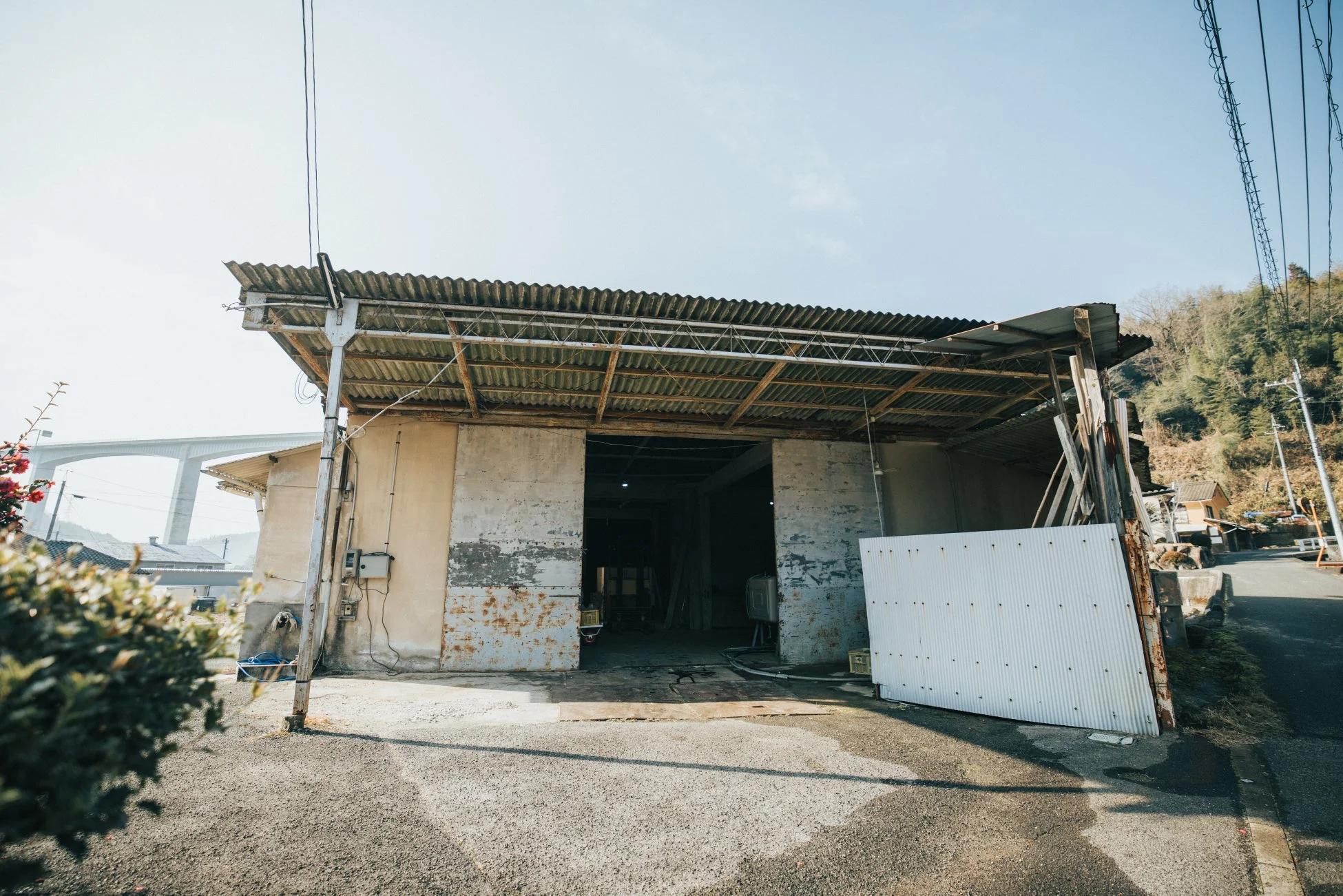古い倉庫のような建物と橋、山々
