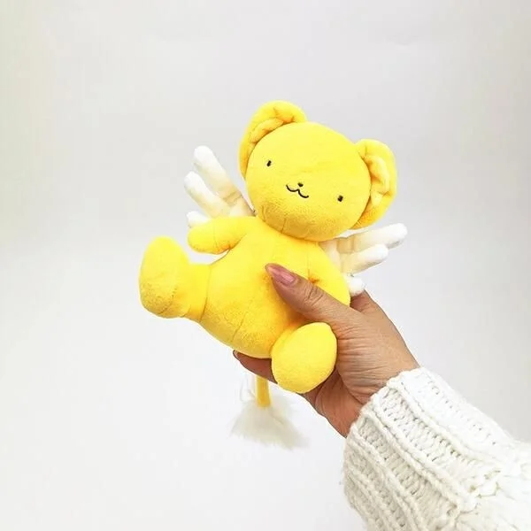 ぬいぐるみのふりをしたケロちゃんを持つ手