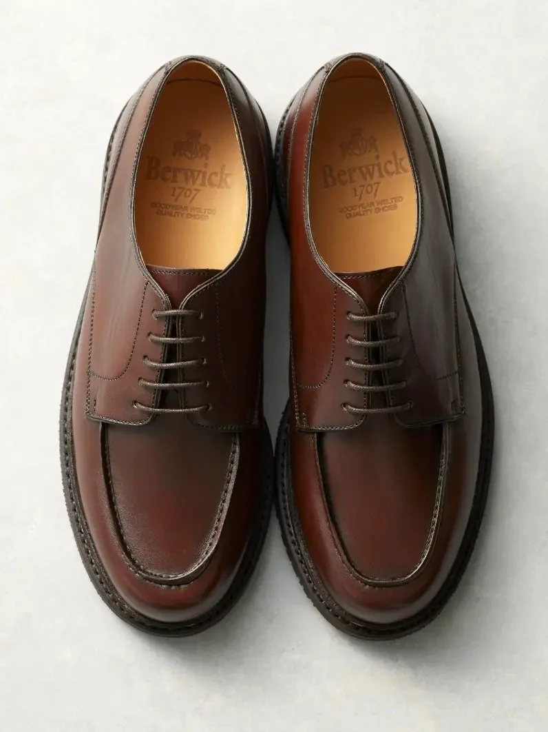 ブラウンのUチップ革靴のペア