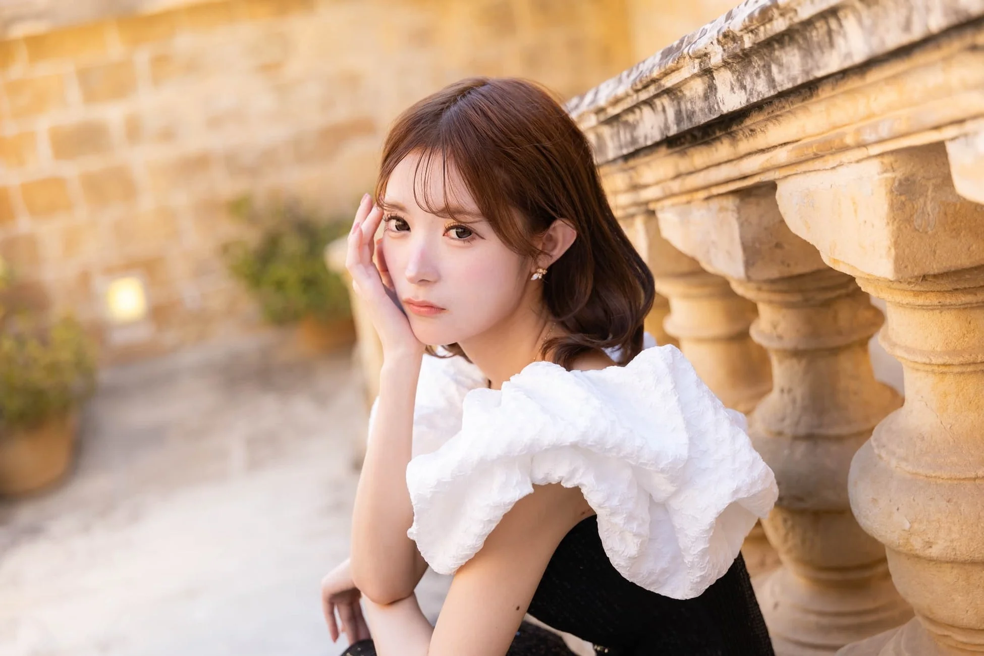 憂いを帯びた表情の女性