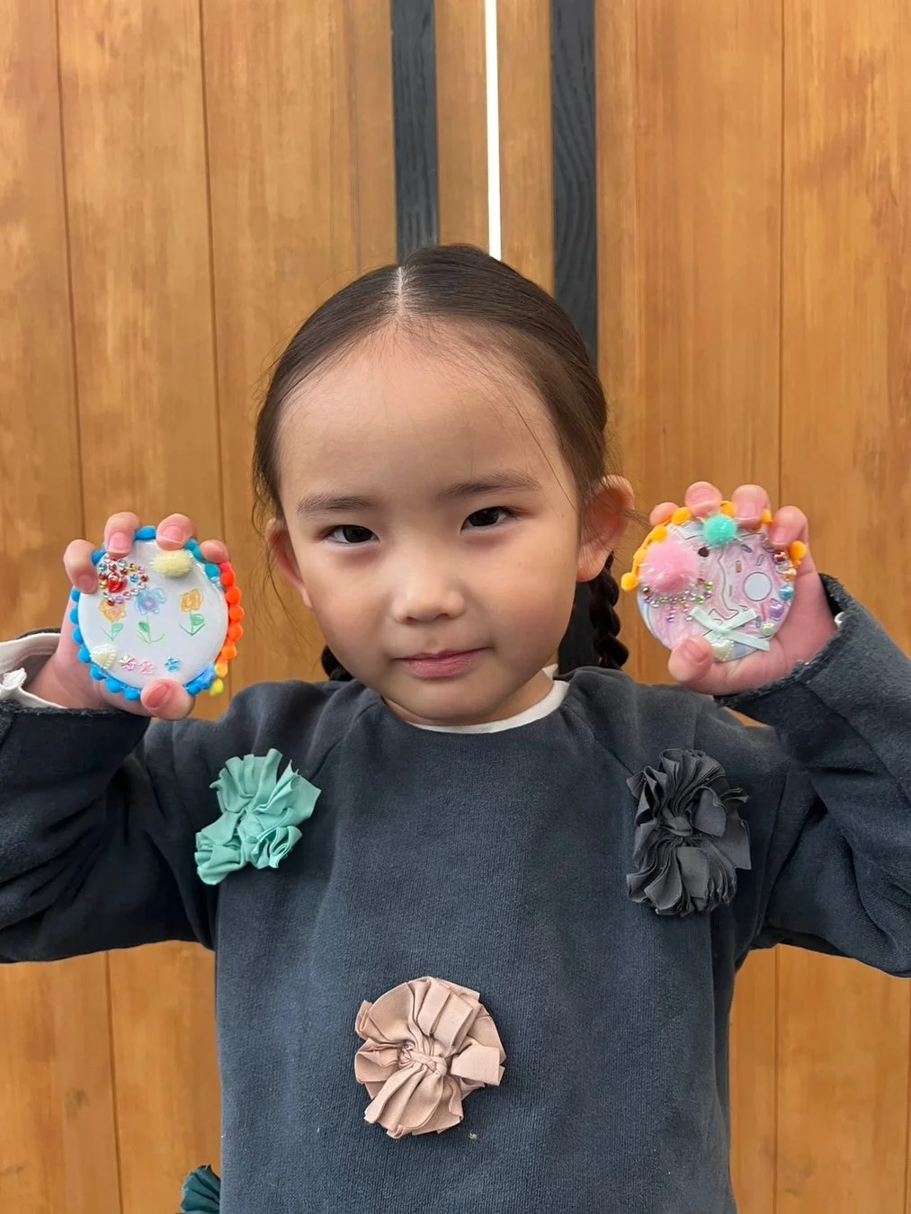 女の子が作った作品を見せている