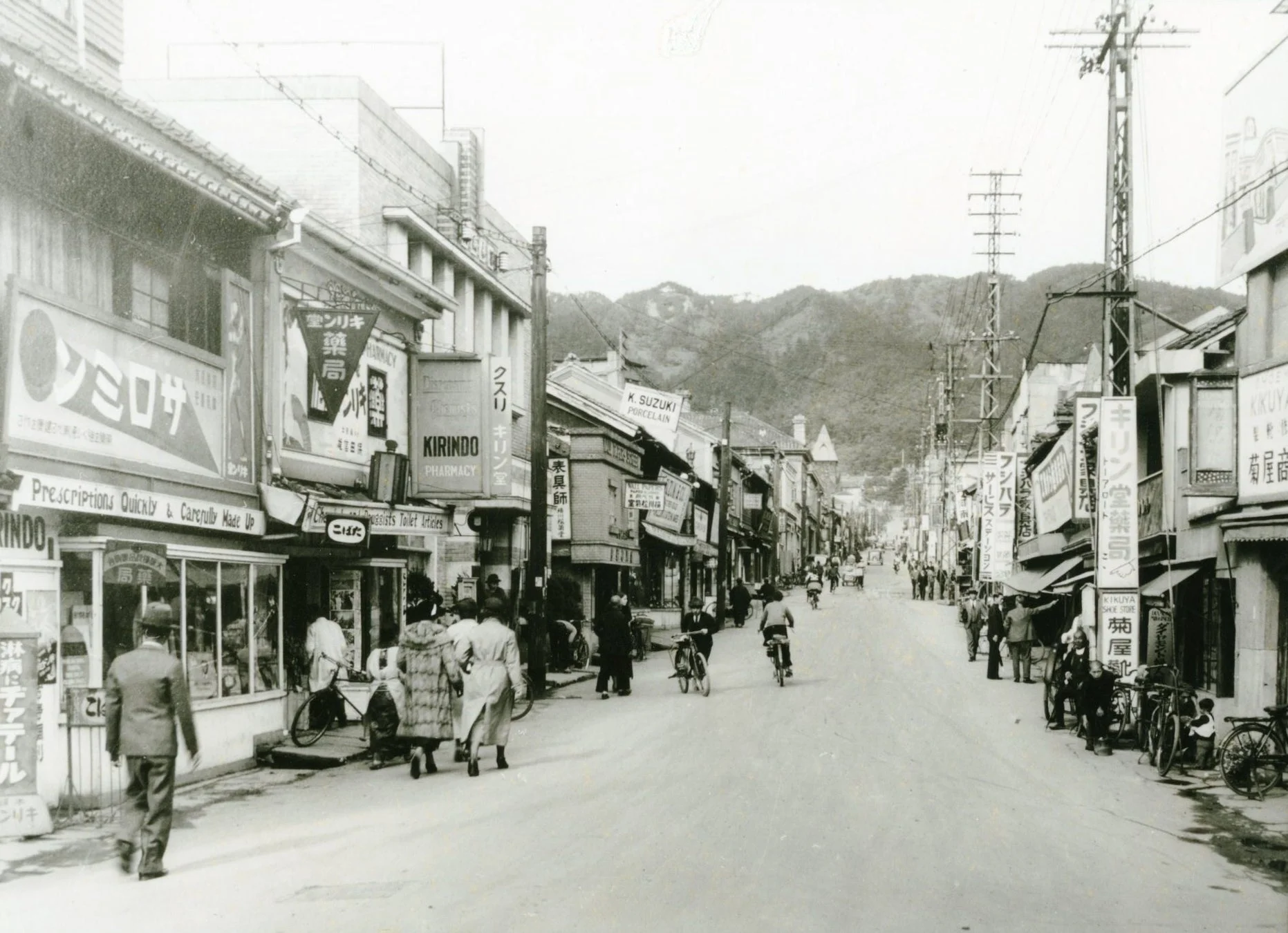 省線高架付近より東亜道路北方を望む