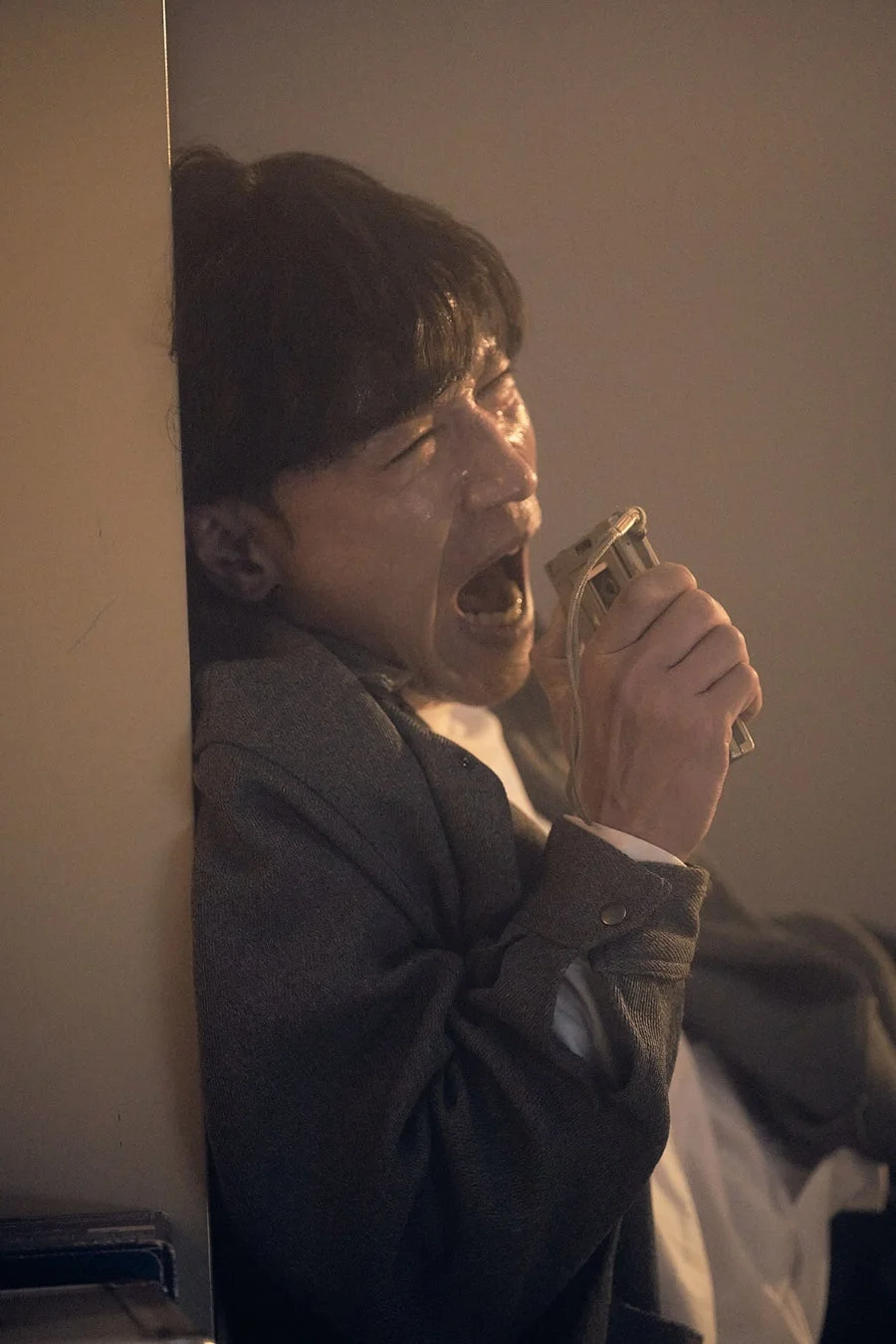 苦痛に叫ぶ男性の様子