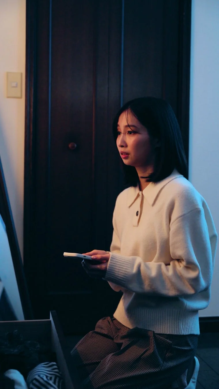 妊娠検査薬を見つめる女性