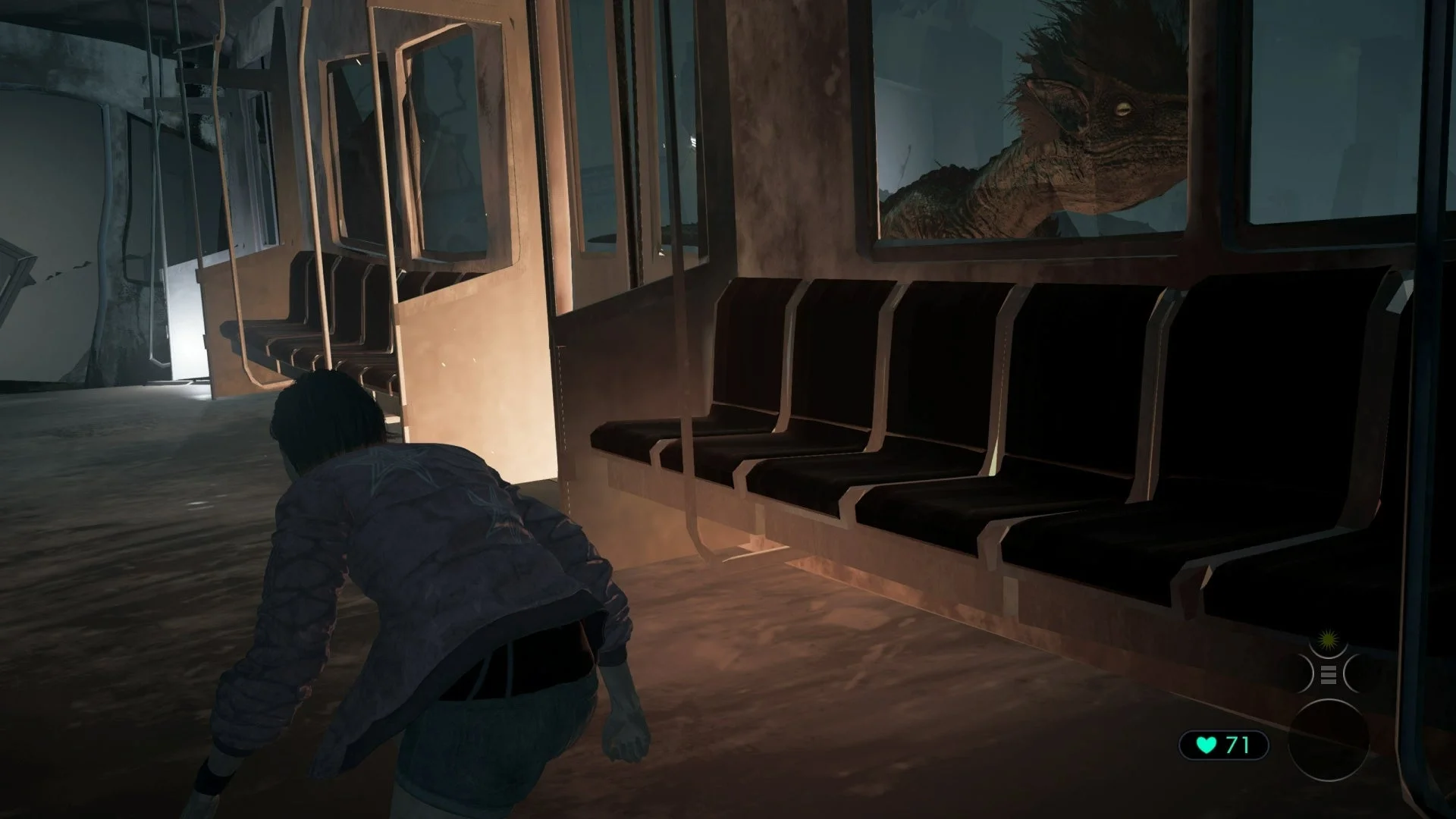 廃墟と化した列車内で、背を向けた人物が暗闇の中を進んでいる。窓の外には不気味なクリーチャーの姿が見え、緊迫したゲームのワンシーンを捉えている。