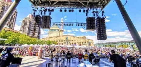 屋外ステージで多くの観客が集まるイベントの様子