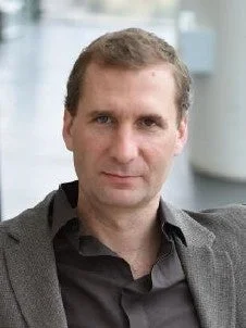 グレーのジャケットを着た男性