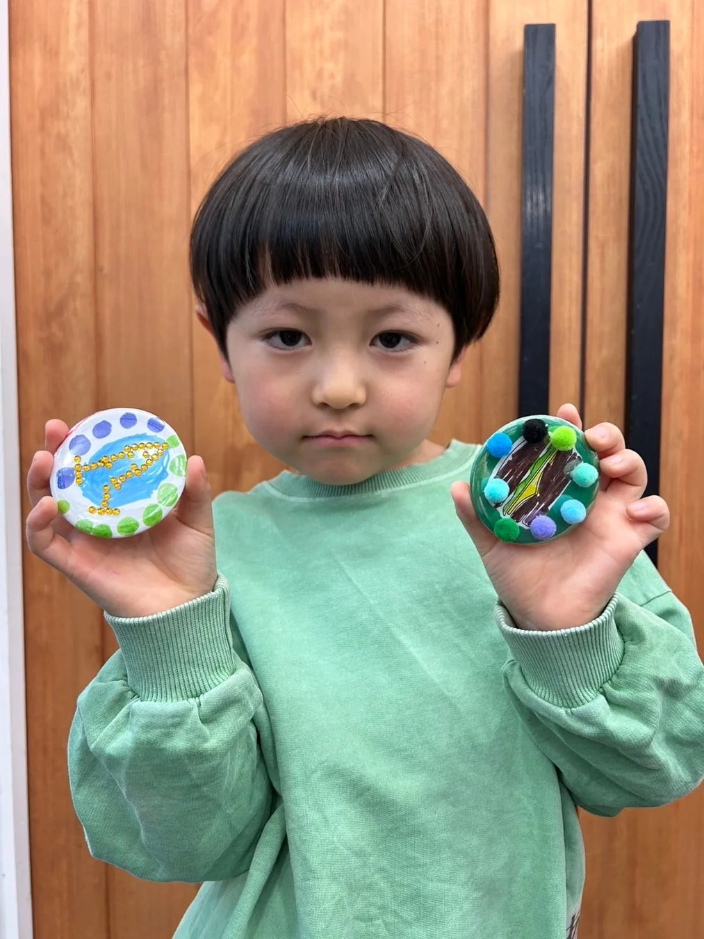 男の子が作った作品を見せている