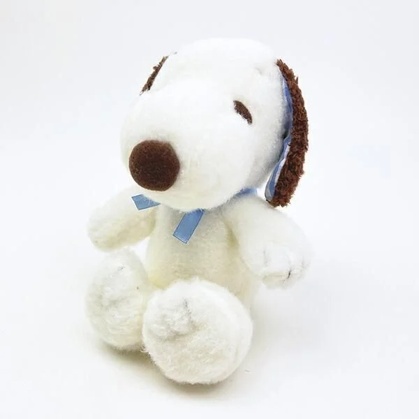 ブルーリボンがチャームポイントのスヌーピーのぬいぐるみ