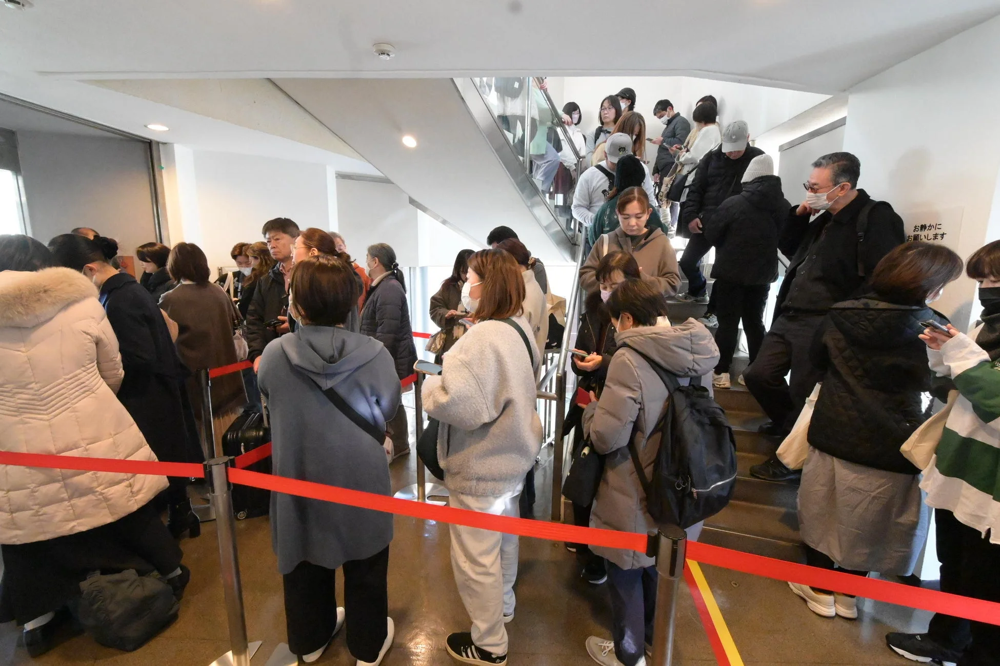 イベント会場に並ぶ人々