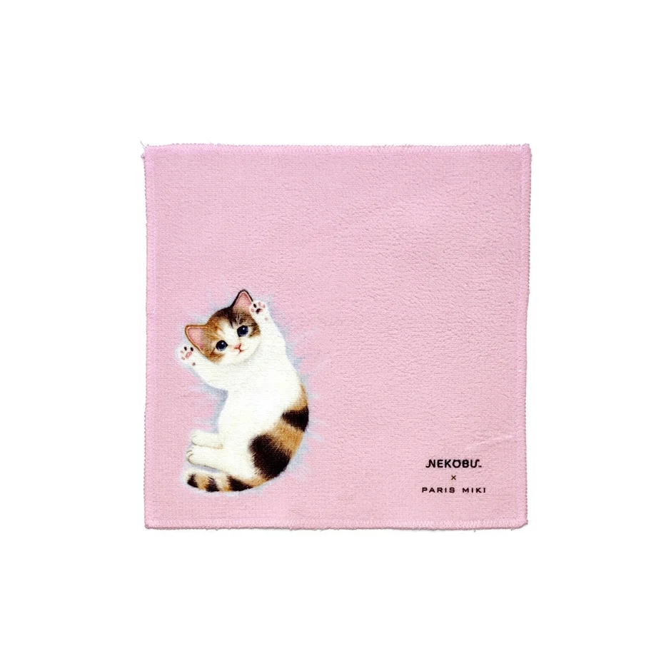 ピンク色のタオルハンカチで、中央には愛らしい三毛の子猫が描かれています。NEKOBUとPARIS MIKIのコラボレーション商品です。
