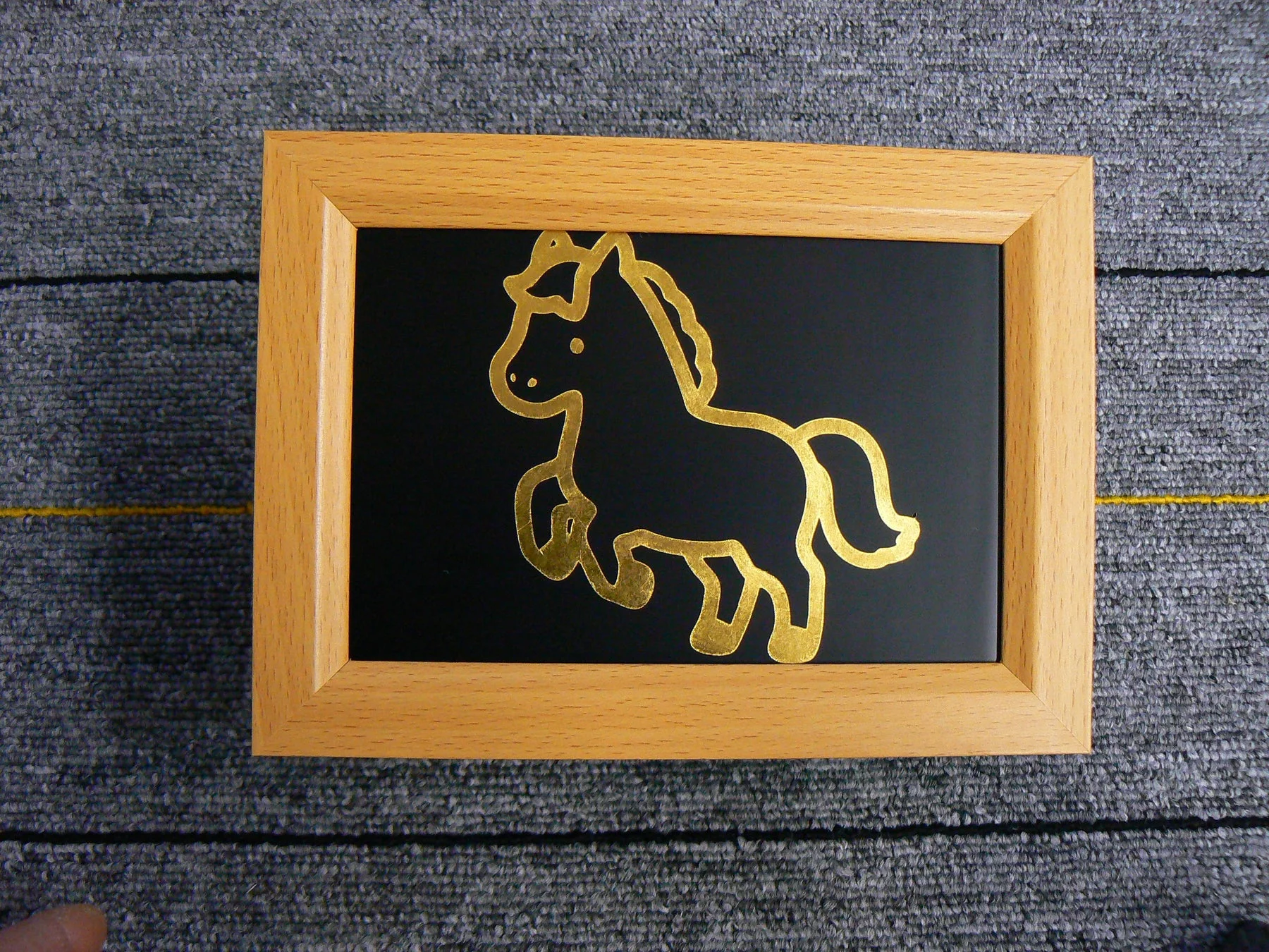 金色の馬のイラストが描かれた写真立て
