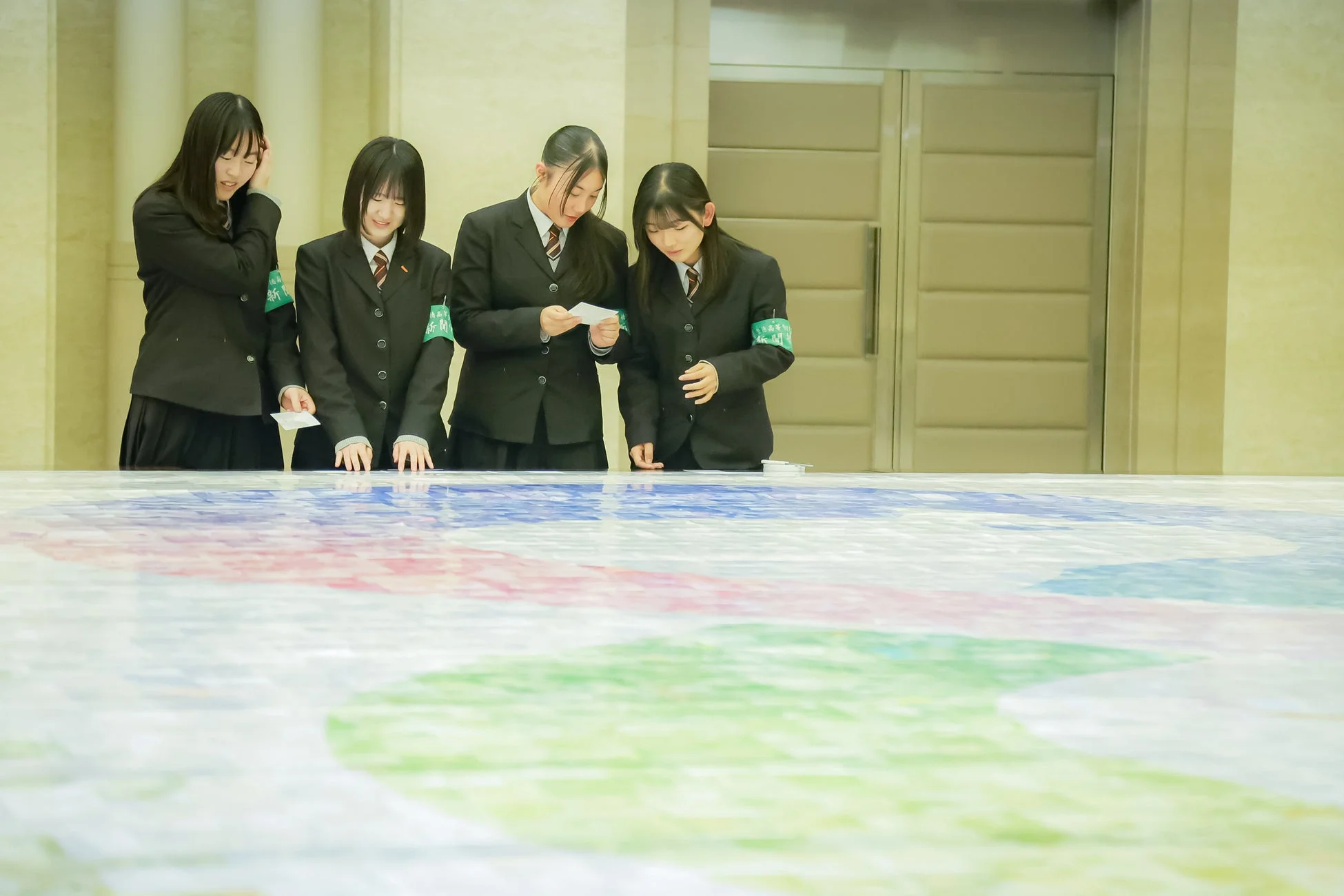 テーブルを囲んで活動する女子学生たち