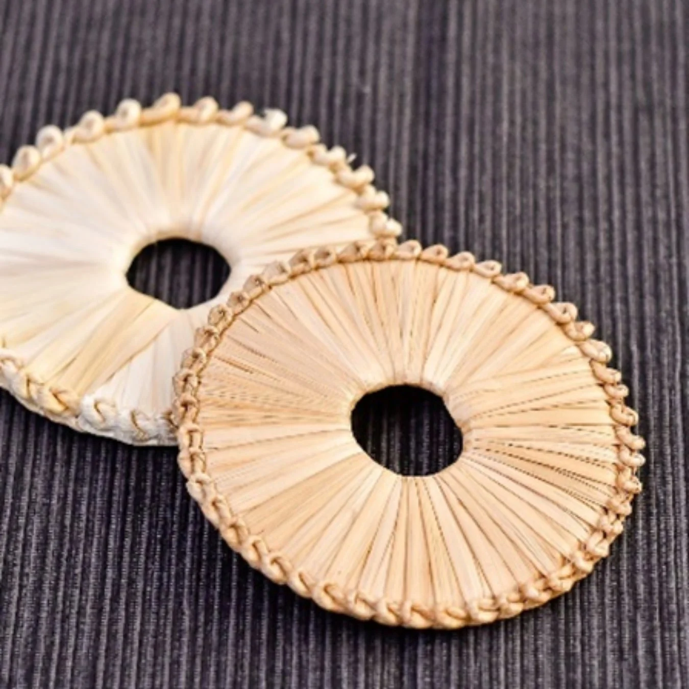 円形の藁製コースター