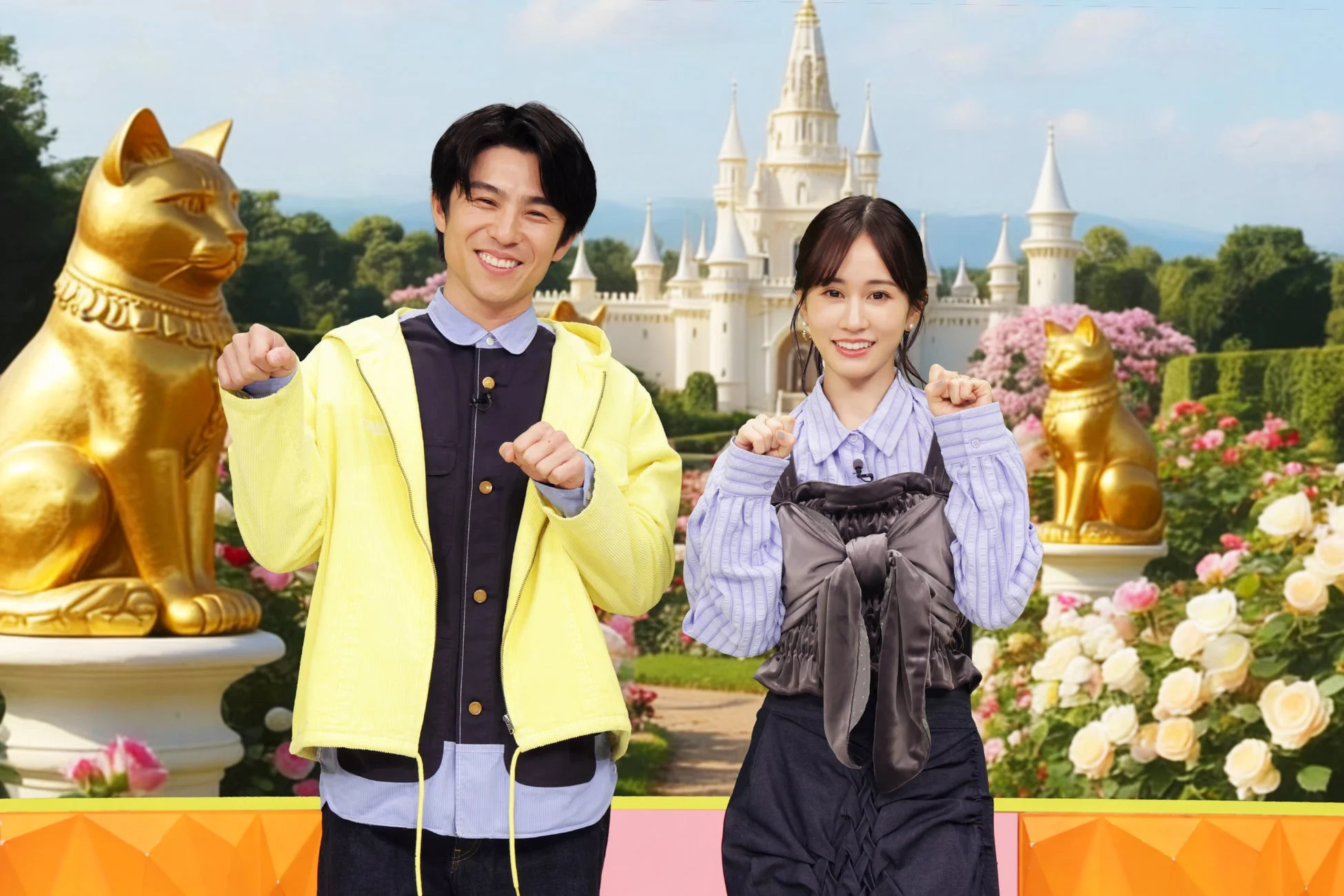 出演者が猫のポーズ