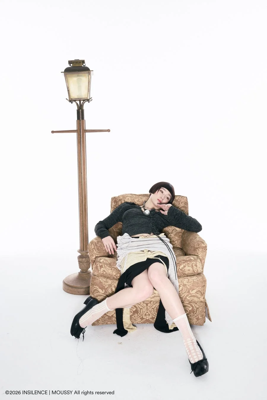 レトロな街灯と椅子に座る女性のファッション