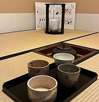 茶道の道具が並べられた畳の部屋