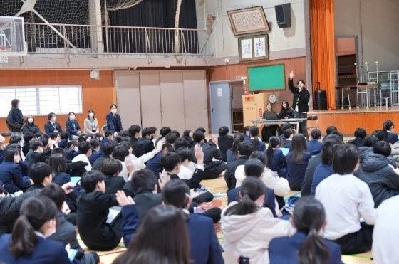 新潟市立鏡淵小学校での集会風景