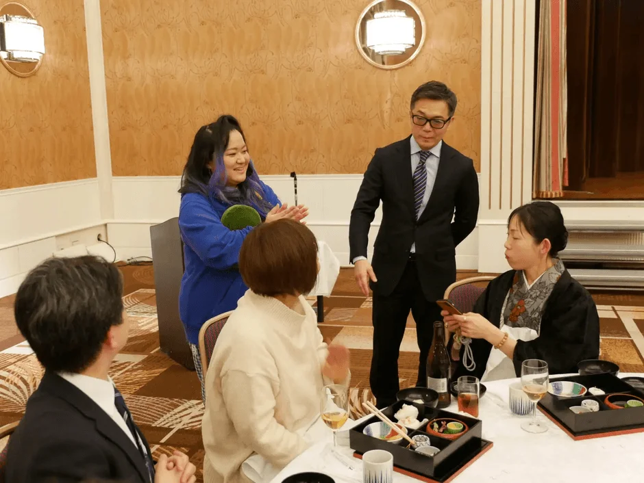 会食を楽しむ人々の様子