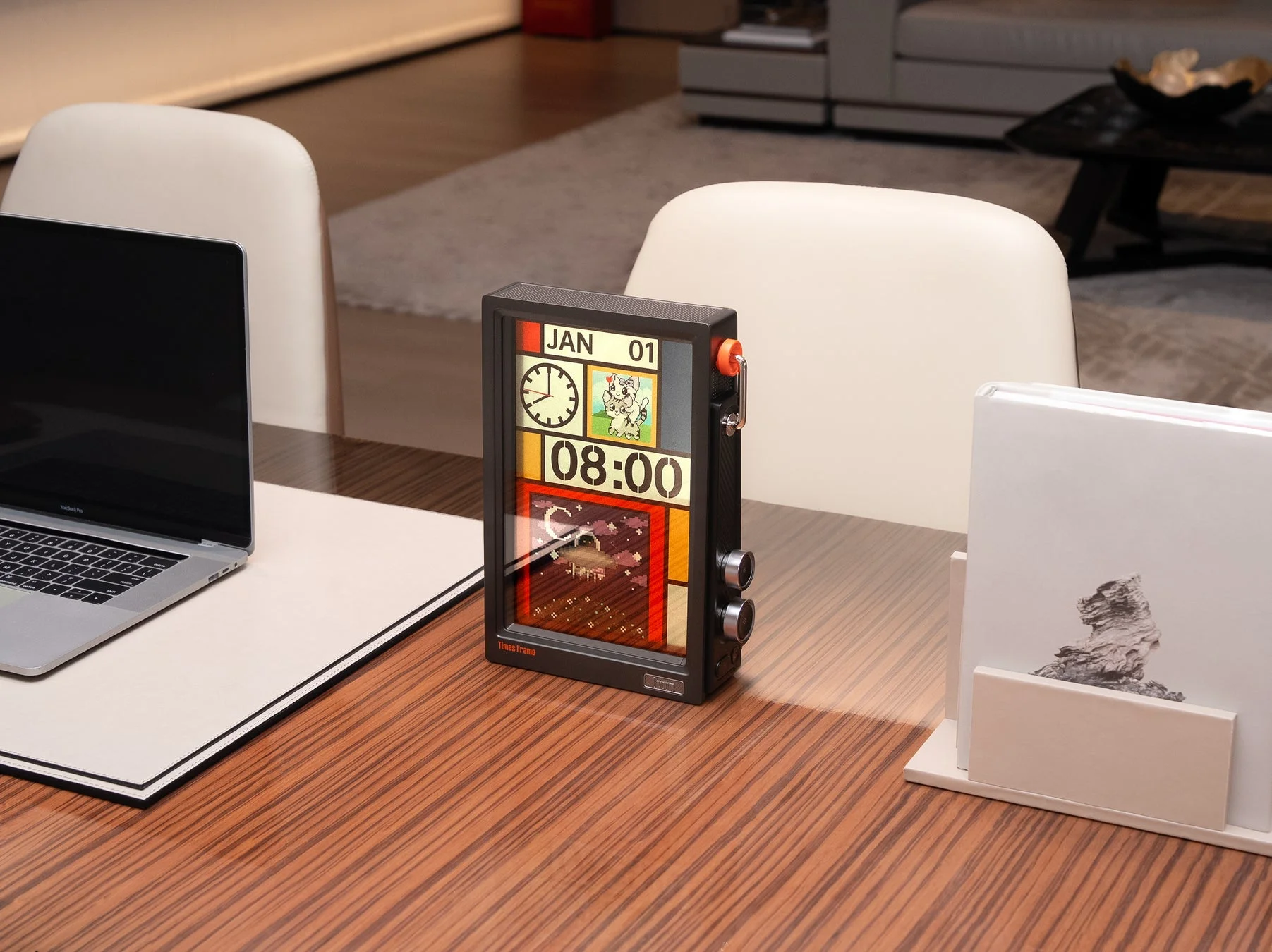 Divoom Times FrameとMacBook Proが置かれたデスク