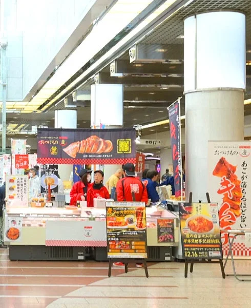 ショッピングモールのような場所で開かれている食品フェアの様子