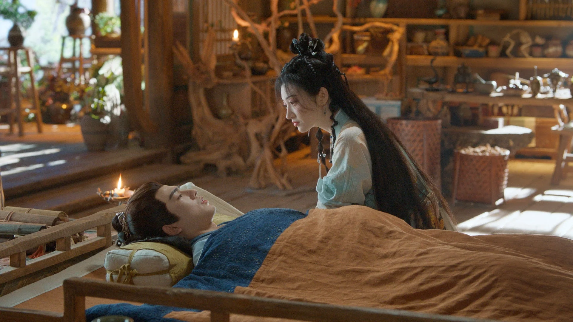 ベッドの男性を見守る女性