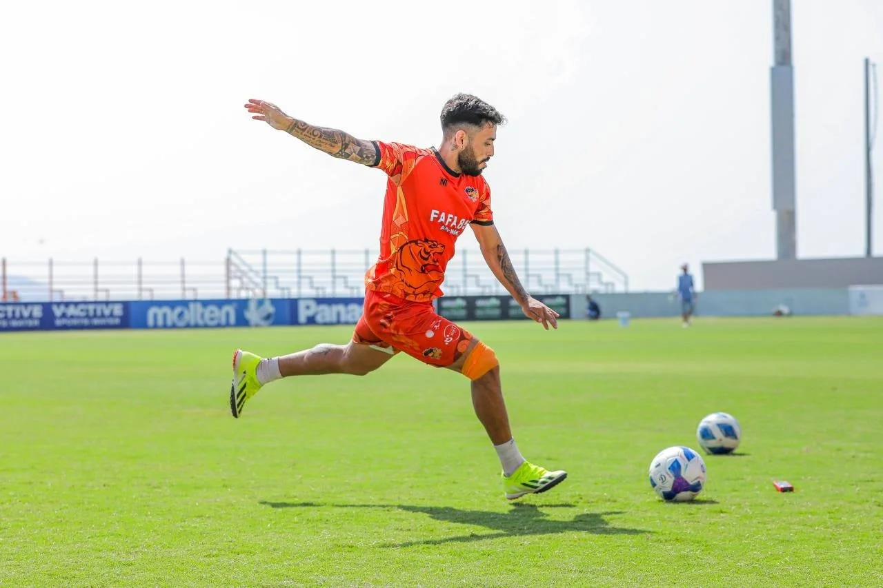 サッカー選手がボールを蹴る瞬間