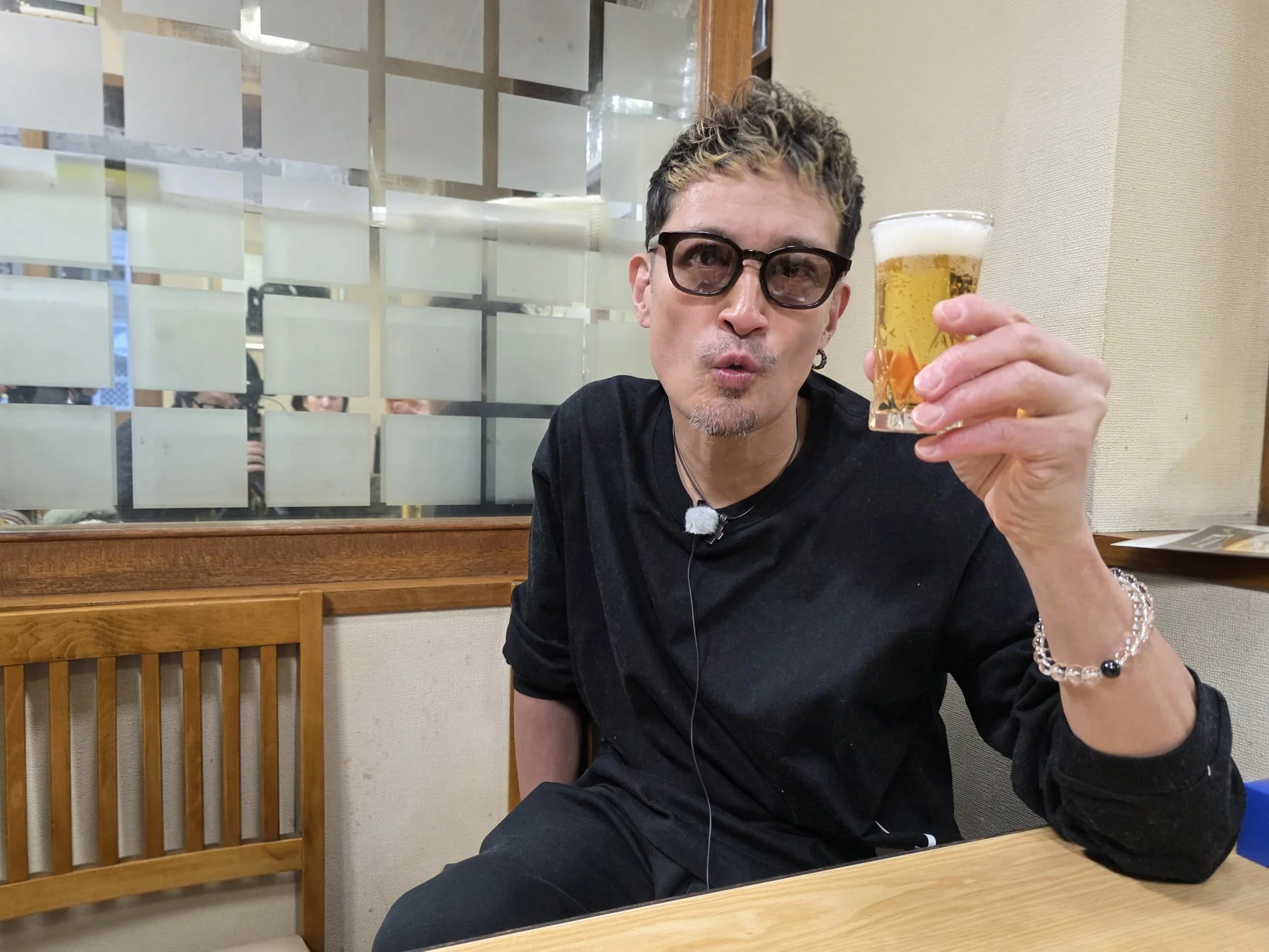 ビールを飲む松岡昌宏